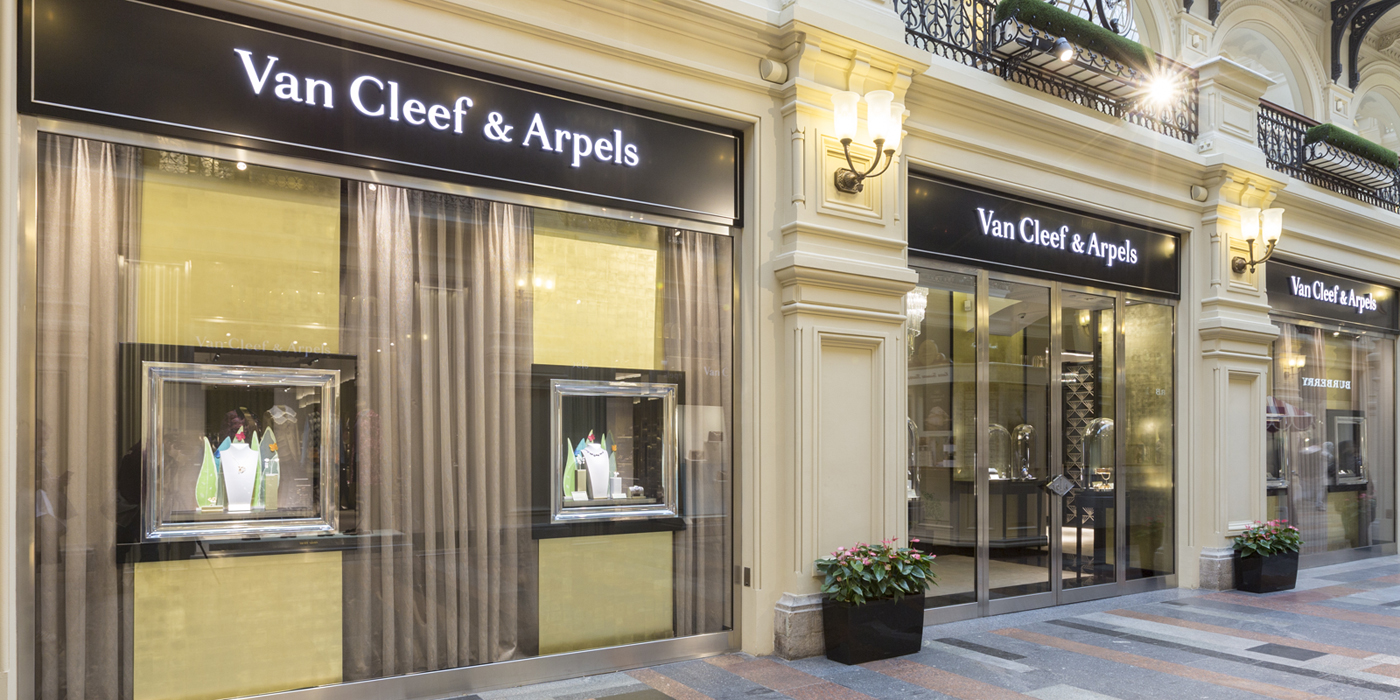 Фан клиф. Van Cleef Arpels бутик. Van Cleef Москва бутик. Ванклив мужская одежда бутики. Van Cleef витрина.